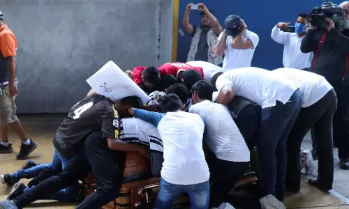 പൊലീസ് ആളുമാറി വെടിവെച്ചുകൊന്ന കൗമാരക്കാരന് കൂട്ടുകാരുടെ വൈകാരിക യാത്രയയപ്പ് പൊലീസ് ആളുമാറി വെടിവെച്ചുകൊന്ന കൗമാരക്കാരന് കൂട്ടുകാരുടെ വൈകാരിക യാത്രയയപ്പ്