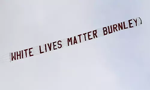 സിറ്റി- ബേണ്‍ലി മത്സരത്തിനിടെ ആകാശത്ത് വൈറ്റ് ലൈഫ് മാറ്റര്‍ ബാനര്‍