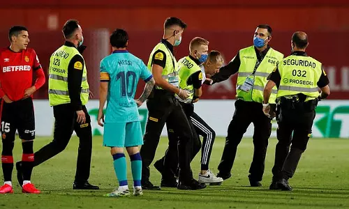 ബാഴ്സലോണയുടെ മത്സരത്തിനിടെ ഗുരുതര സുരക്ഷാ വീഴ്ച്ച, മെസിക്ക് തൊട്ടടുത്ത് ആരാധകന് ബാഴ്സലോണയുടെ മത്സരത്തിനിടെ ഗുരുതര സുരക്ഷാ വീഴ്ച്ച, മെസിക്ക് തൊട്ടടുത്ത് ആരാധകന്