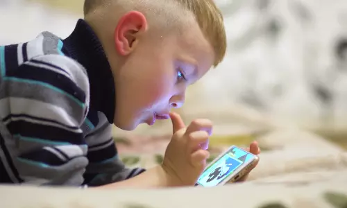 കുഞ്ഞിക്കൈകളില്‍ മൊബൈല്‍ ഫോണ്‍ നല്‍കുന്നതിന് മുന്‍പ് ഇക്കാര്യങ്ങള്‍ ശ്രദ്ധിക്കൂ, പിന്നെ ഒരിക്കലും നിങ്ങള്‍ ഫോണ്‍ കൊടുക്കില്ല