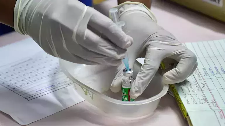 വാക്സിന്‍ സ്വീകരിച്ചയാള്‍ 5 ദിവസത്തിന് ശേഷം മരിച്ചു; മസ്തിഷ്ക രക്തസ്രാവമാണ് മരണകാരണമെന്ന് റിപ്പോര്‍ട്ട്