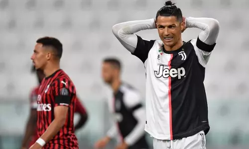 കൊപ ഇറ്റാലിയയില് റൊണാള്ഡോ പെനല്റ്റി പാഴാക്കി, ഉടന് വന്നു മെസി- റൊണാള്ഡോ താരതമ്യം കൊപ ഇറ്റാലിയയില് റൊണാള്ഡോ പെനല്റ്റി പാഴാക്കി, ഉടന് വന്നു മെസി- റൊണാള്ഡോ താരതമ്യം