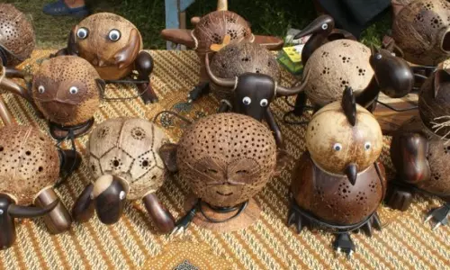 കോവിഡ് ചതിച്ചെങ്കിലും ചിരട്ട രക്ഷിക്കുമെന്ന പ്രതീക്ഷയില്‍ ശിവദാസന്‍