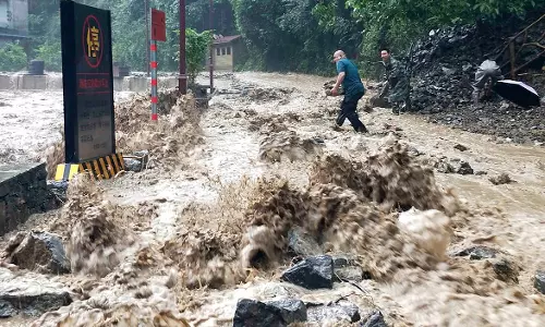 മഹാമാരിയുടെ ദുരിതം തീരുംമുമ്പേ ചൈനയില്‍ മഹാപ്രളയം