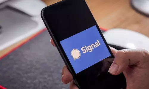 ആളു കൂടി; സിഗ്നലിന്റെ സിഗ്നലു പോയി!