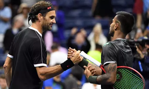 യു.എസ് ഓപ്പണ്‍: ഫെഡററെ ആദ്യ സെറ്റില്‍ തോല്‍പ്പിച്ച് ഇന്ത്യന്‍ താരം