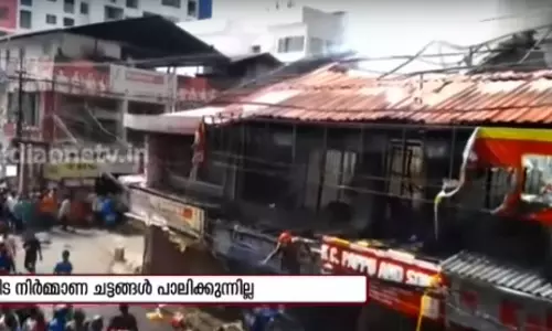 കൊച്ചിയില്‍ വന്‍ തീപിടിത്തം; തീ നിയന്ത്രണ വിധേയം 