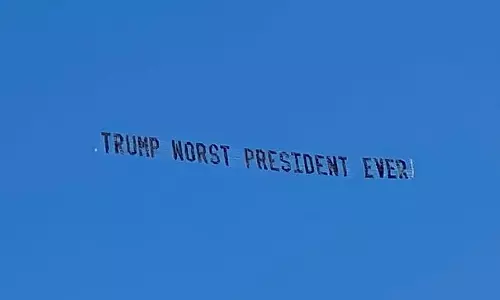 ഏറ്റവും മോശം പ്രസിഡന്റ്; ട്രംപിനെ ഇകഴ്ത്തി ആകാശത്ത് ബാനറുകൾ