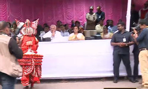 കസവ് മുണ്ടും ഷര്‍ട്ടുമണിഞ്ഞ് ഗവര്‍ണര്‍, കേരള സാരിയുടുത്ത് ഭാര്യയും; ഒപ്പം മലയാളത്തില്‍ പ്രസംഗവും