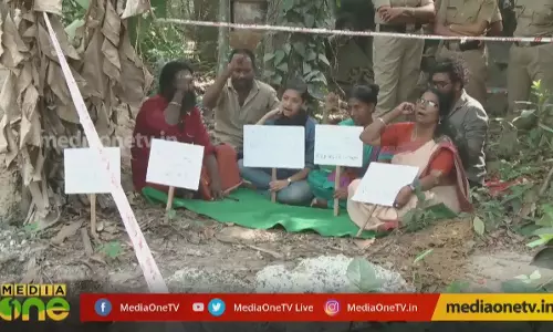 ശാന്തിവനത്തിലെ പ്രതിഷേധങ്ങൾ 