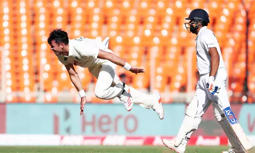 രണ്ടാംദിനം ഇന്ത്യ പതറുന്നു; ഡക്കായി കോ‌‌ലി