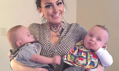 സ്വന്തം ജീവന്‍ വെടിഞ്ഞ് ഇരട്ടക്കുട്ടികളെ രക്ഷിച്ച് ഒരമ്മ; മാതൃസ്നേഹത്തിന്‍റെ വറ്റാത്ത മാതൃകയായി ഹിലാരി