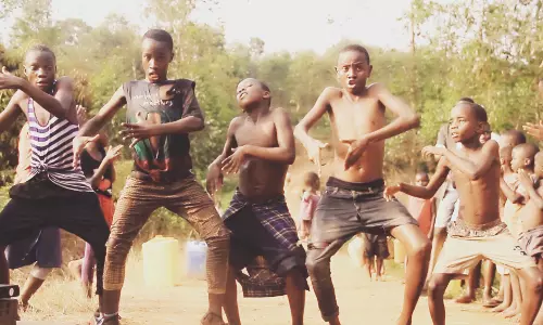 ഹൃദയം തൊടുന്ന പുഞ്ചിരിയോടെ, മനോഹരമായ ചുവടുകളിലൂടെ ഈ ഉഗാണ്ടന്‍ കുട്ടികള്‍ ലോകത്തെ കീഴടക്കിക്കൊണ്ടിരിക്കുകയാണ്...