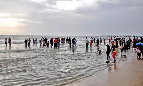 കോവിഡ് മുന്നറിയിപ്പുകള്‍ക്ക് പുല്ലുവില; കോഴിക്കോട് ബീച്ചില്‍ തിരക്കോട് തിരക്ക്