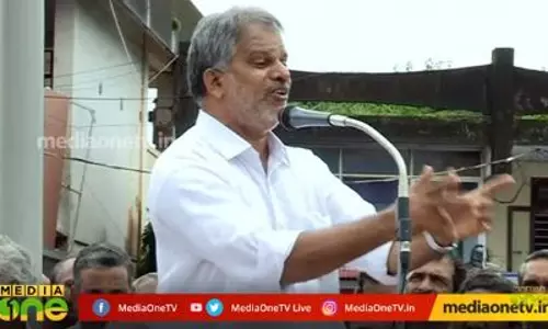 ഓട്ടോറിക്ഷയില്‍ വന്ന് പ്രസവിക്കുന്നു ഇന്നോവയില്‍ വന്ന് പ്രസവിക്കുന്നു 