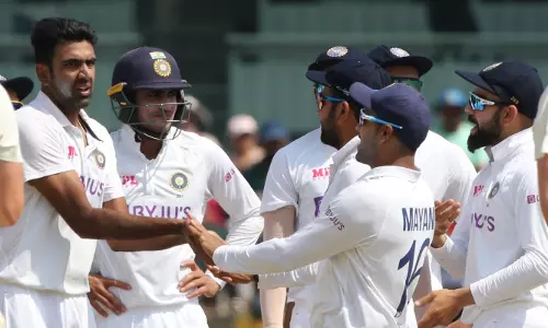 സ്പിന്നര്‍മാര്‍ പണി തുടങ്ങി; ഇംഗ്ലണ്ടിന്റെ തല കറങ്ങുന്നു