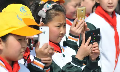 വിദ്യാർഥികൾ ഇന്റർനെറ്റിനും  ഗെയിമുകൾക്കും അടിമപ്പെടുന്നു; ക്ലാസ്റൂമുകളിൽ മൊബൈൽ ഫോൺ നിരോധിച്ച് ചൈന