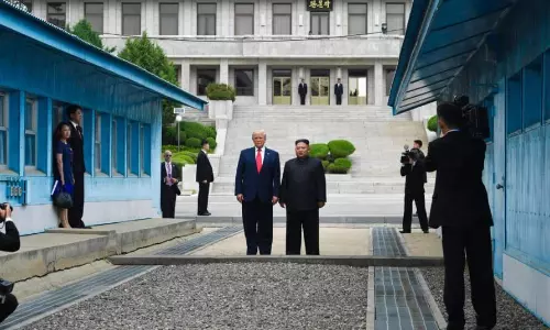 ഡോണൾഡ് ട്രംപ് ഉത്തരകൊറിയയിലെത്തി കിം ജോങ് ഉന്നുമായി കൂടികാഴ്ച നടത്തി ഡോണൾഡ് ട്രംപ് ഉത്തരകൊറിയയിലെത്തി കിം ജോങ് ഉന്നുമായി കൂടികാഴ്ച നടത്തി