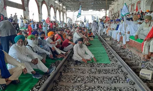 കർഷകർ ഇന്ന് ട്രെയിൻ തടയും; കുടുങ്ങി പോകുന്ന യാത്രക്കാർക്ക് വെള്ളവും ഭക്ഷണവും ഒരുക്കും