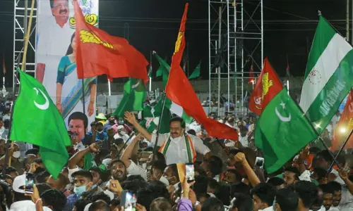 സിപിഎമ്മുമായുള്ള പോര്; ചെന്നിത്തലയ്ക്ക് മാലയിട്ട് സിപിഐ ലോക്കൽ സെക്രട്ടറി സിപിഎമ്മുമായുള്ള പോര്; ചെന്നിത്തലയ്ക്ക് മാലയിട്ട് സിപിഐ ലോക്കൽ സെക്രട്ടറി