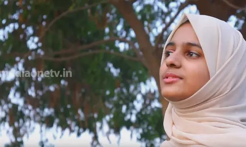 അബുദാബിയിലിരുന്ന് ആയിഷ പാടുമ്പോൾ ലോകം ചെവിയോർക്കുന്നു 