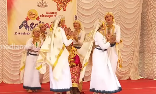 മൊഞ്ചുള്ള പാട്ടാണെങ്കിലും മണവാട്ടിക്കും തോഴിമാര്‍ക്കും ഒന്നും കേള്‍ക്കാനാവില്ല; പക്ഷെ ചുവടുകള്‍ പിഴയ്ക്കാതെ അവര്‍ കാണികളുടെ മനം കവര്‍ന്നു 