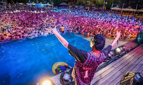 എട്ടിന്റെ പണികിട്ടിയിട്ടും പഠിക്കാതെ വുഹാന്‍; സുരക്ഷാ മുൻകരുതലുകളില്ലാതെ ആഘോഷം