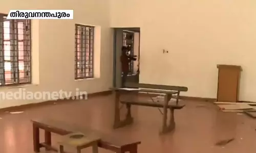 ഇതാണ് തിരുവനന്തപുരം യൂണിവേഴ്സിറ്റി കോളജിലെ എസ്.എഫ്.ഐയുടെ ഇടിമുറി ഇതാണ് തിരുവനന്തപുരം യൂണിവേഴ്സിറ്റി കോളജിലെ എസ്.എഫ്.ഐയുടെ ഇടിമുറി