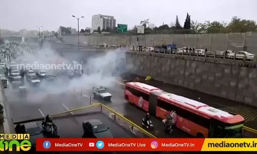 എണ്ണവിലയില്‍ കത്തി ഇറാനിലെ തെരുവുകള്‍