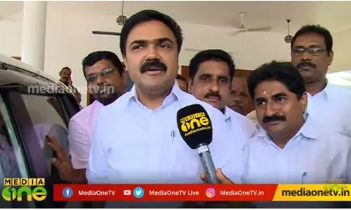 ഔസേപ്പച്ചൻ വഴുതികളിക്കുകയാണെന്ന് കണ്ടപ്പോൾ, ജോസ് ടോം വലയുമായി തൊടുപുഴയിലേക്ക് 