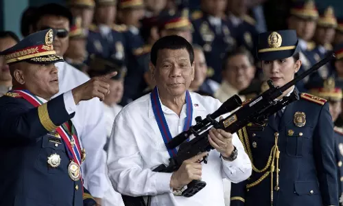 അഴിമതി നടത്തുന്ന സര്‍ക്കാര്‍ ഉദ്യോഗസ്ഥരെ പൗരന്മാർക്ക്  വെടിവെക്കാന്‍ അനുമതി നല്‍കി ഫിലിപ്പൈന്‍സ് പ്രസിഡണ്ട്