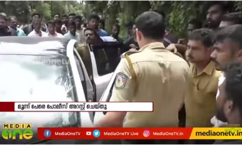 മലപ്പുറത്ത് ആൾക്കൂട്ട ആക്രമണം; മൂന്ന് പേരെ പോലീസ് അറസ്റ്റ് ചെയ്തു മലപ്പുറത്ത് ആൾക്കൂട്ട ആക്രമണം; മൂന്ന് പേരെ പോലീസ് അറസ്റ്റ് ചെയ്തു