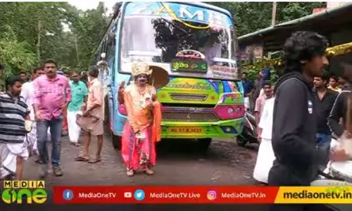 മാവേലി തമ്പുരാന്‍ വന്ന് വഴിയില്‍ കുടുങ്ങിക്കിടപ്പുണ്ട്