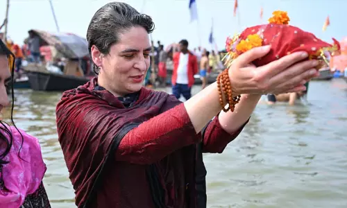 ഗംഗാസ്‌നാനം ചെയ്ത്, പോരിന് കാഹളം മുഴക്കി പ്രിയങ്ക; കരുതലോടെ യോഗി