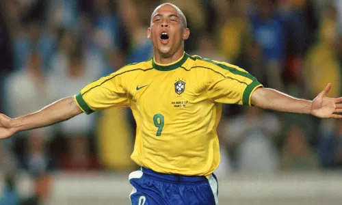 പട്ടിണി മാറ്റാന് പന്ത് തട്ടിത്തുടങ്ങി; ഒടുവില് ഫുട്ബോള് ഇതിഹാസമായി... പട്ടിണി മാറ്റാന് പന്ത് തട്ടിത്തുടങ്ങി; ഒടുവില് ഫുട്ബോള് ഇതിഹാസമായി...