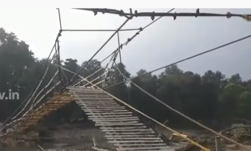 പ്രളയം മൂലം ഒറ്റപ്പെട്ട മുണ്ടേരി ആദിവാസി കോളനികളിലേക്ക് ഇനി ചങ്ങാടമില്ലാതെ യാത്ര ചെയ്യാം