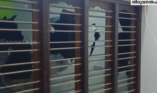 തിരുവനന്തപുരത്ത് ഗുണ്ടാ ആക്രമണം; വീട്ടമ്മയുടെ കഴുത്തില്‍ വാള് വച്ച് ഭീഷണിപ്പെടുത്തി സ്വര്‍ണം കവര്‍ന്നു