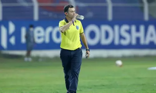 മോശം പ്രകടനം: കോച്ച് കിബു വികൂനയെ ബ്ലാസ്റ്റേഴ്‌സ് പുറത്താക്കി