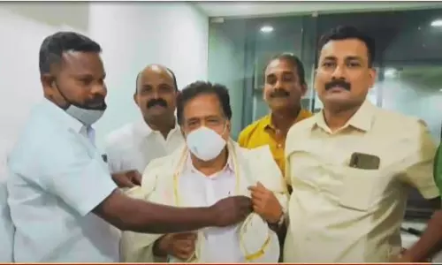 ഐശ്വര്യ കേരള യാത്രക്ക് അഭിവാദ്യം: അഞ്ച് പൊലീസുകാര്‍ക്കെതിരെ നടപടി