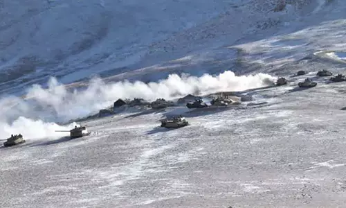 പാംഗോങ്ങിൽ നിന്ന് ഇരുന്നൂറിലധികം യുദ്ധടാങ്കുകൾ അതിവേഗത്തിൽ പിൻവലിച്ച് ചൈന; കരുതലോടെ ഇന്ത്യ
