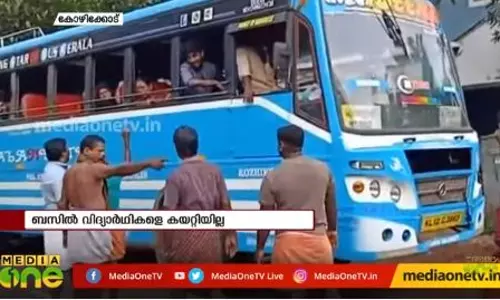 സ്വകാര്യ ബസിനെതിരെ ഇതാ വേറിട്ടൊരു പ്രതിഷേധം സ്വകാര്യ ബസിനെതിരെ ഇതാ വേറിട്ടൊരു പ്രതിഷേധം