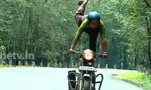കിടുക്കനൊരു ബൈക്ക് അഭ്യാസിയാണ് തങ്കച്ചന്‍;  നിന്നും ഇരുന്നും കിടന്നും ബുള്ളറ്റോടിക്കും തങ്കച്ചന്‍