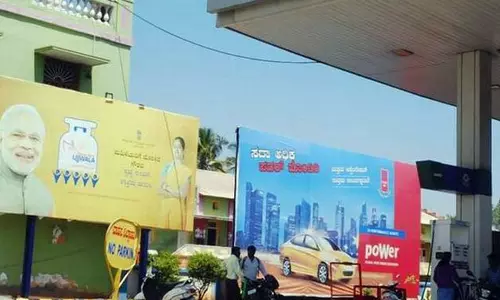 പെട്രോള്‍ പമ്പുകളിലെ മോദി ചിത്രങ്ങള്‍ നീക്കണം; ഉത്തരവിട്ട് തെര. കമ്മിഷന്‍