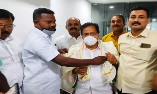 ഐശ്വര്യ കേരള യാത്രക്ക് അഭിവാദ്യമർപ്പിച്ച്  പൊലീസുകാരും