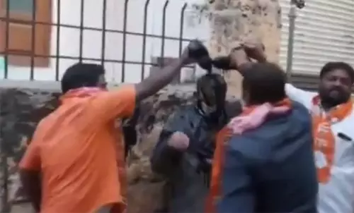 ബി.ജെ.പി നേതാവിനെ കരിഓയിലിൽ കുളിപ്പിച്ച് സാരിയുടുപ്പിച്ച് ശിവസേനക്കാർ