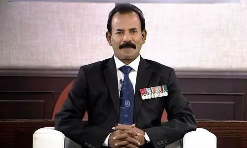 മേജര്‍ രവിയെ ആഘോഷിക്കാന്‍ ചില്ലറ ഉളുപ്പ്കേടൊന്നും പോരാ; വി.ആര്‍ അനൂപ്