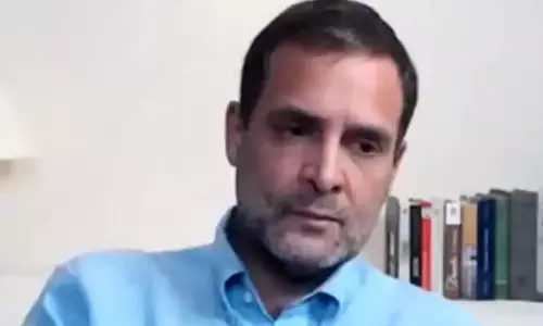 നോക്കൂ, എന്റെ മുറിയും കുലുങ്ങുന്നുണ്ട്; ഭൂമി കുലുക്കത്തിലും കൂളായി ചർച്ച തുടർന്ന് രാഹുൽ