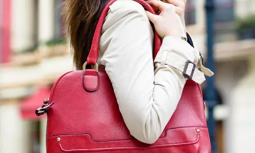 ഹാന്‍ഡ് ബാഗിന് ഭാരം കൂടുന്നുണ്ടോ; ഹെവി പേഴ്‍സ് സിന്‍ഡ്രോം ആയേക്കാം...