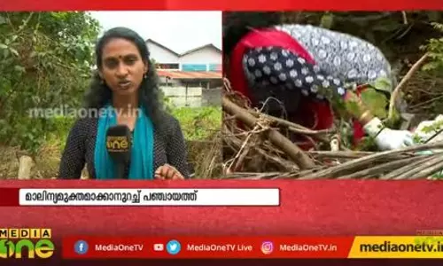 പ്രളയവെള്ളമിറങ്ങി;പ്ലാസ്റ്റിക് മാലിന്യം പ്രതിസന്ധിയുണ്ടാക്കുന്നു പ്രളയവെള്ളമിറങ്ങി;പ്ലാസ്റ്റിക് മാലിന്യം പ്രതിസന്ധിയുണ്ടാക്കുന്നു