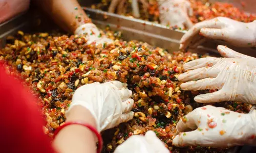 മധുരമൂറുന്ന കാഴ്ചയൊരുക്കി ഹഗ് എ മഗിന്റെ കേക്ക് മിക്സിംഗ് ആഘോഷം